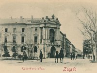 Akademički trg (današnji Trg Josipa Juraja Strossmayera) 1898. godine. U pozadini Kukovićeva ulica (današnja Hebrangova)